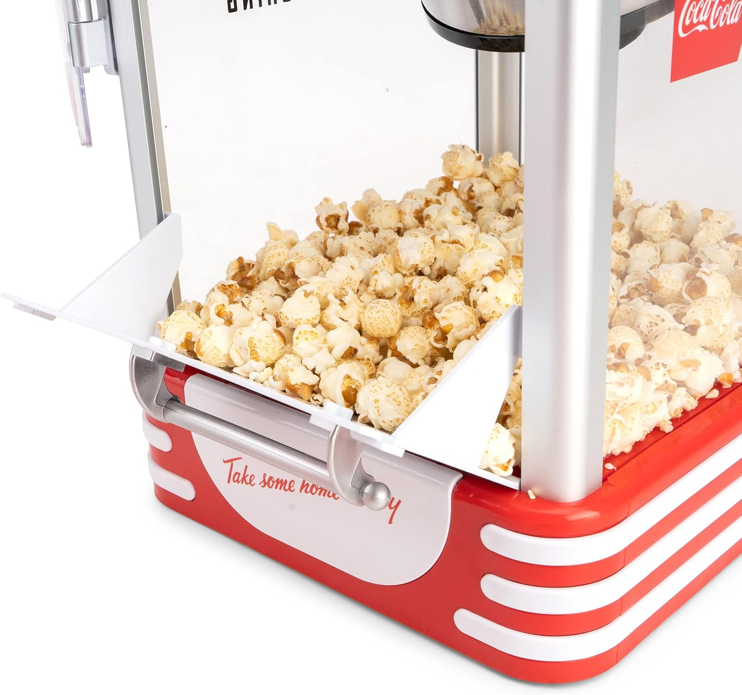 Eine Popcornmaschine mit Popcorn im Ausgabebereich, mit rot-weißen Streifen und Text.