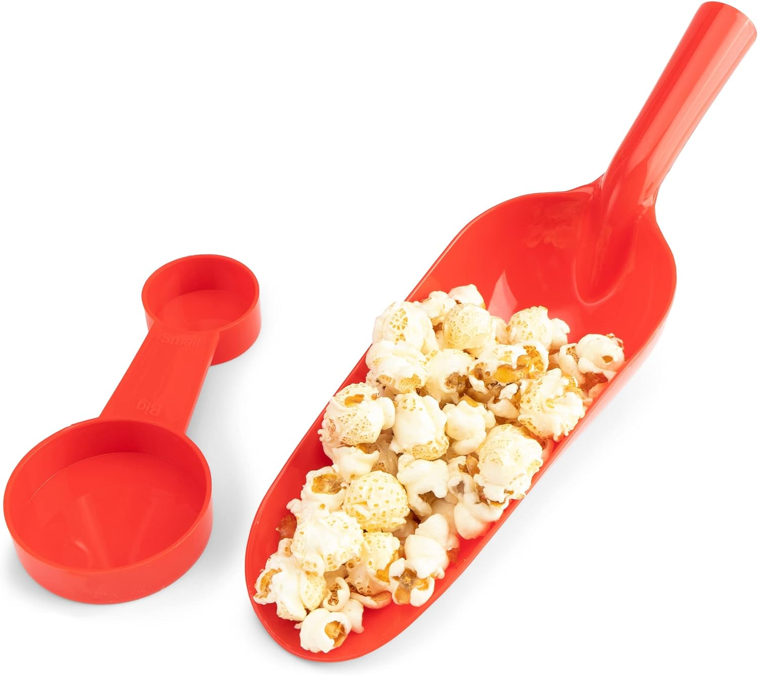 Roter Popcorn-Löffel mit Popcorn gefüllt, roter Löffel daneben, weißer Hintergrund.