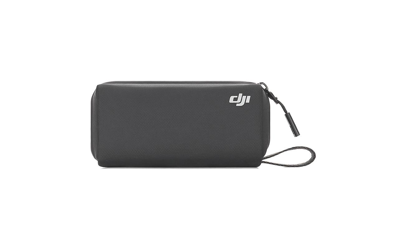 Schwarze rechteckige Tasche mit DJI-Logo und Trageriemen. Die Tasche ist geschlossen.