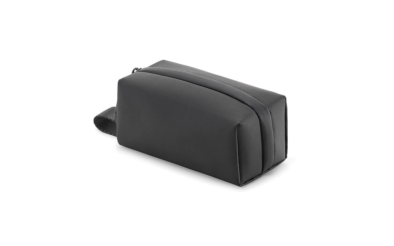 Schwarze rechteckige Reisetasche auf weißer Oberfläche, schlichtes Design.
