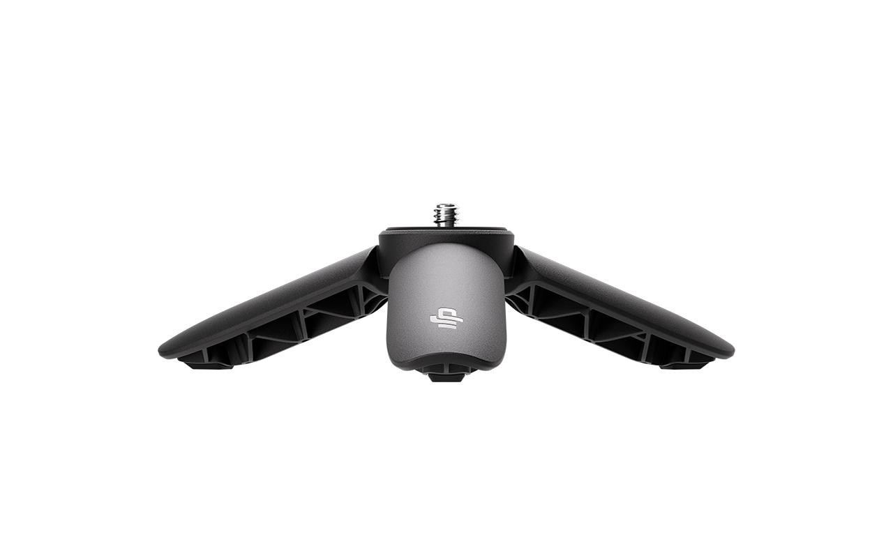 Kleines schwarzes Stativ. Stativbeine sind ausgebreitet. Graues DJI-Logo.