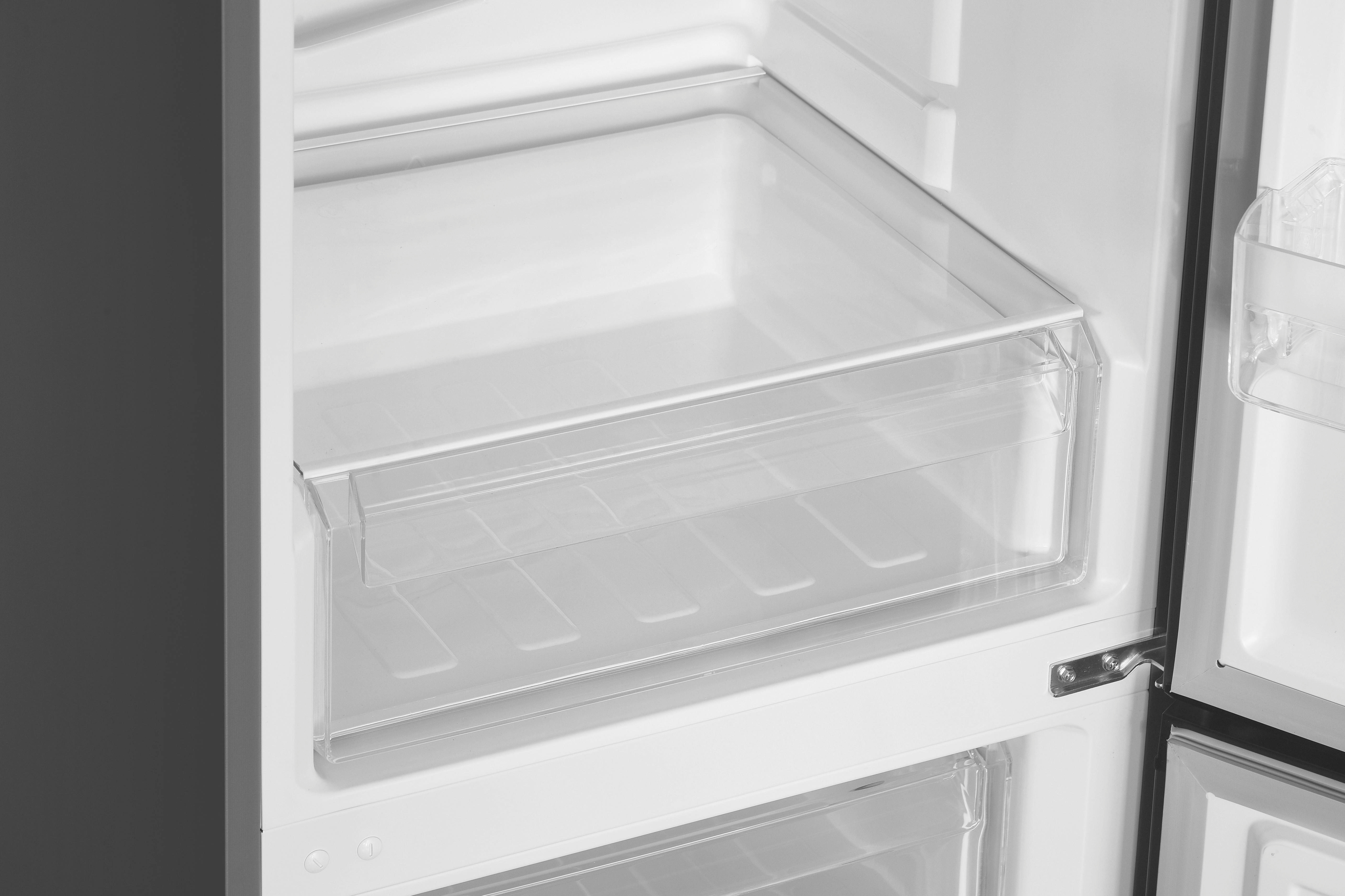 In einem offenen Kühlschrank ist eine transparente Plastikschublade sichtbar.