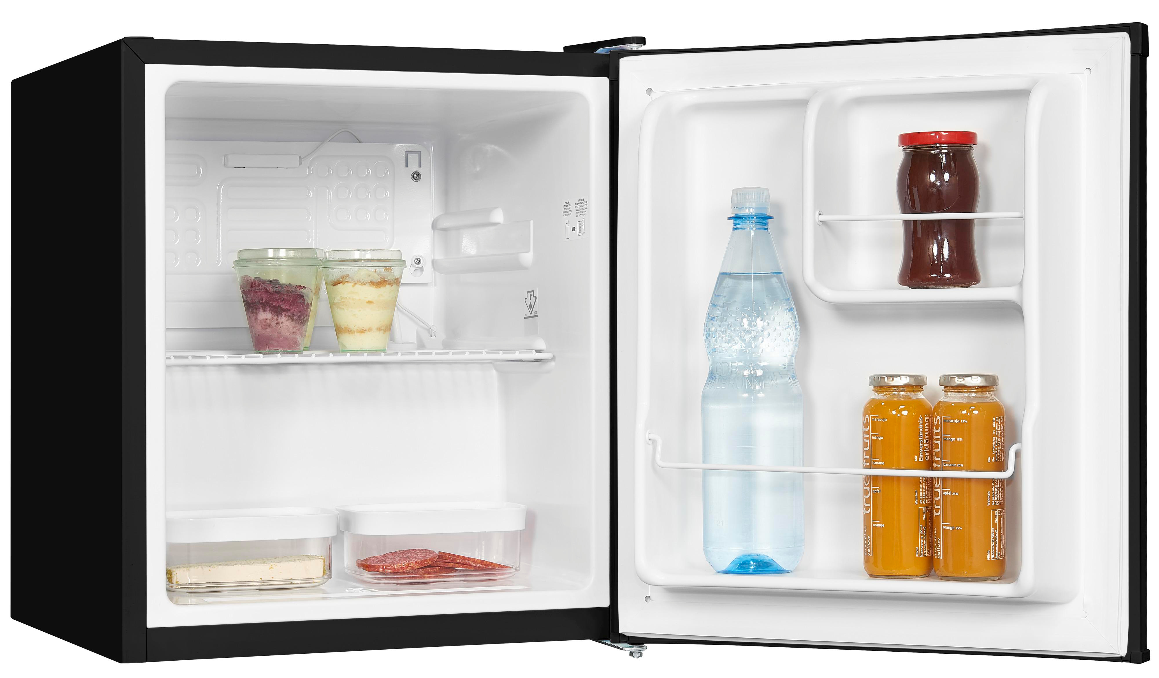 Ein kleiner schwarzer Kühlschrank mit offener Tür. Im Inneren befinden sich Lebensmittel: Flaschen und Gläser.