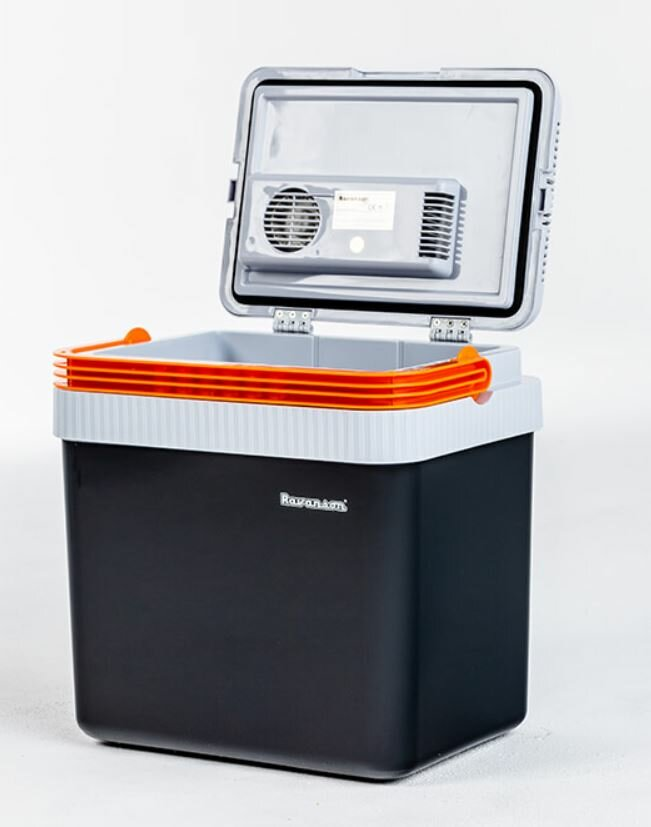 Czarna i pomarańczowa przenośna chłodziarka, otwarta, aby odsłonić wnętrze.