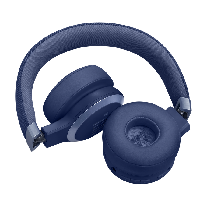 Auriculares JBL azules, vista en ángulo, copas y diadema visibles.
