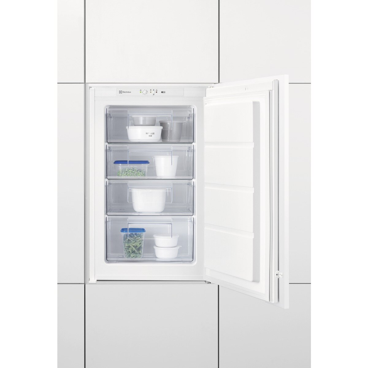 Biała lodówka z otwartymi drzwiami, pokazująca szuflady z pojemnikami z żywnością i zapasami.