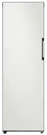 Biała wysoka lodówka z czarnym uchwytem po prawej stronie.