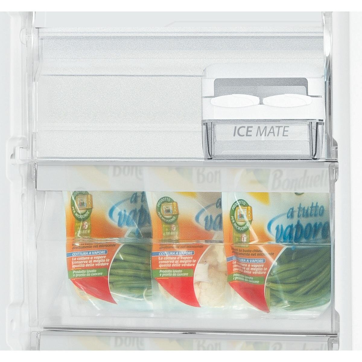 Wnętrze lodówki pokazujące trzy torby warzyw i kostkarkę do lodu.