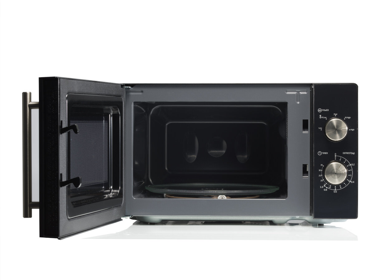 Otwarta czarna kuchenka mikrofalowa. Drzwi są otwarte. Widoczne są pokrętła zasilania i timera. W środku znajduje się szklana płyta.