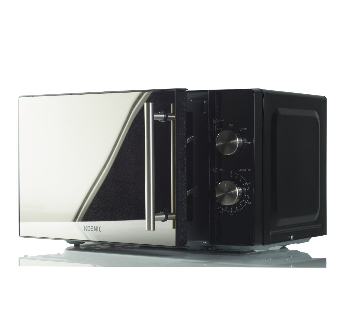 Czarna kuchenka mikrofalowa Koenic z częściowo otwartymi drzwiami. Ma srebrne akcenty i pokrętła sterowania po prawej stronie.