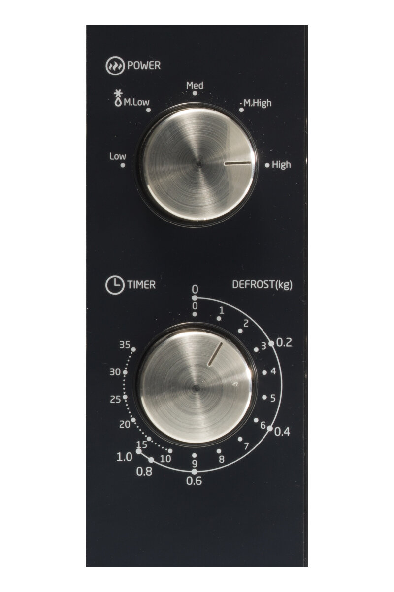 Zbliżenie panelu sterowania kuchenki mikrofalowej. Ma dwa pokrętła do ustawiania mocy i timera oraz funkcję rozmrażania.