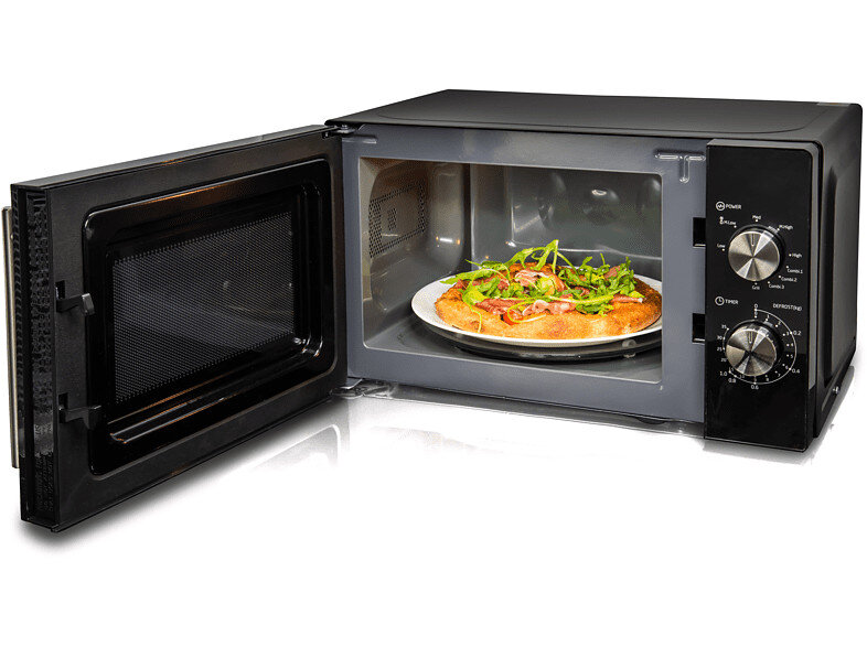 Otwarta kuchenka mikrofalowa z pizzą na talerzu. Pizza ma dodatki i rukolę. Kuchenka mikrofalowa jest czarna i szara.