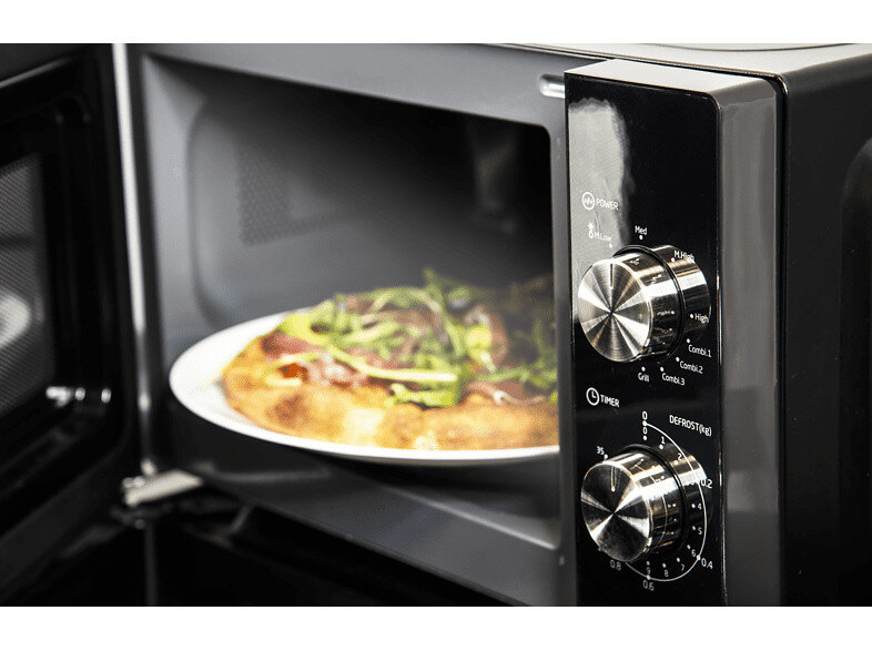 Pizza na białym talerzu w czarnej kuchence mikrofalowej. Kuchenka ma pokrętła do ustawiania mocy i timera.