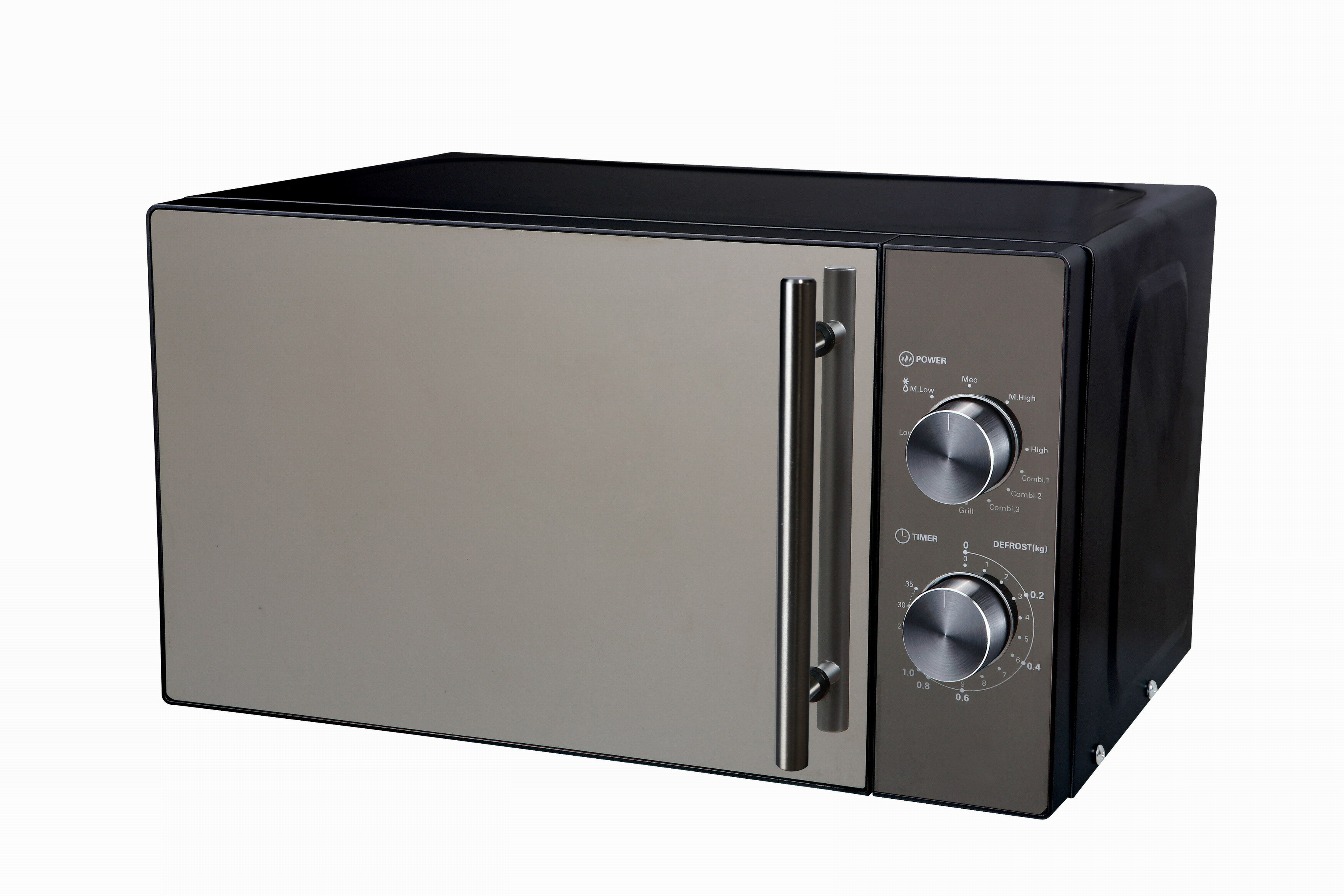 Metalowa kuchenka mikrofalowa na białym tle. Ma pokrętła i uchwyt.