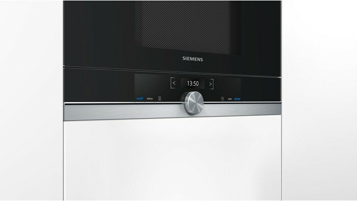 Panel sterowania mikrofalówką, czarny i srebrny. Wyświetlacz czasu pokazuje 13:50. Widoczne logo Siemens.