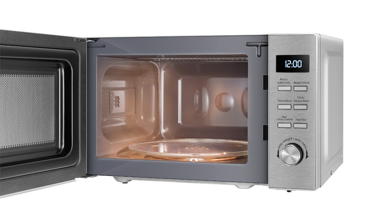 Kuchenka mikrofalowa z otwartymi drzwiami, pokazująca wnętrze. Na panelu sterowania wyświetlana jest godzina 12:00.