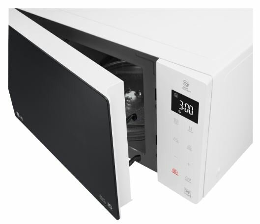 Wnętrze piekarnika z rusztami. Wnętrze jest ciemne i odbijające światło.