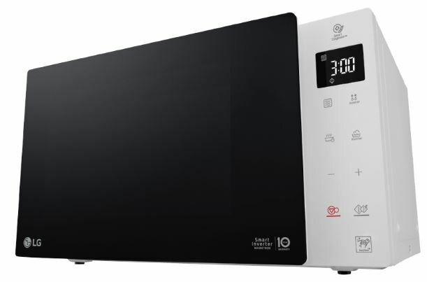 Pieczone skrzydełka z kurczaka na czarnej tacy z rozmarynem i płatkami papryki.