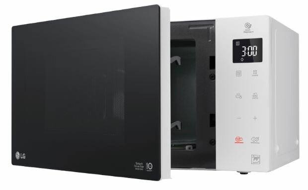 Biała kuchenka mikrofalowa z otwartymi drzwiami. Widoczny wyświetlacz cyfrowy i panel sterowania.