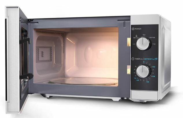 Kuchenka mikrofalowa z otwartymi drzwiami, pokazująca wnętrze i elementy sterujące.