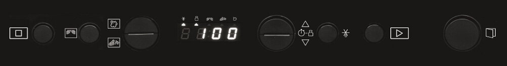 Zbliżenie czarnego panelu sterowania piekarnika z podświetlanymi białymi cyframi i różnymi przyciskami funkcyjnymi.