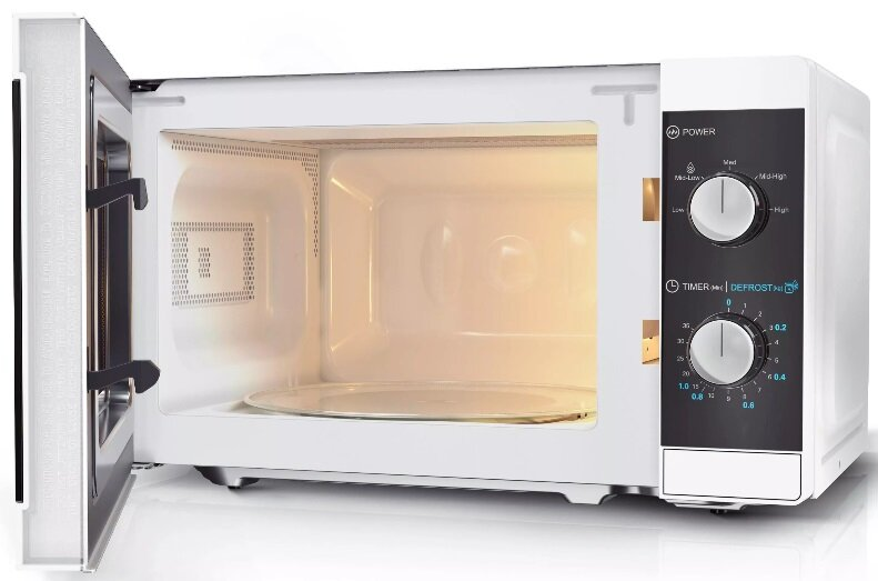 Kuchenka mikrofalowa jest otwarta, pokazując wnętrze. W środku znajduje się szklana płyta.