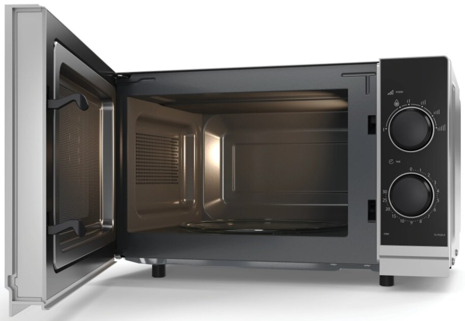Kuchenka mikrofalowa z otwartymi drzwiami. Szklana taca w środku. Dwa pokrętła i panel sterowania z boku.