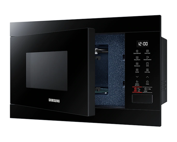 Czarna kuchenka mikrofalowa z otwartymi drzwiami, pokazująca wnętrze i panel sterowania.