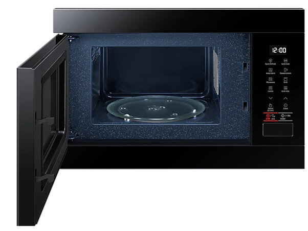 Czarna kuchenka mikrofalowa z otwartymi drzwiami, pokazująca wnętrze.