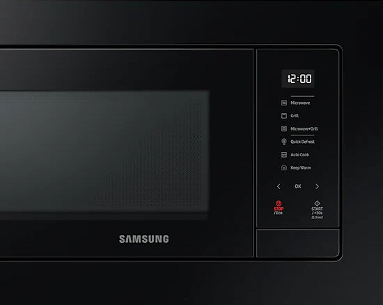 Widok z bliska panelu sterowania czarnej kuchenki mikrofalowej.