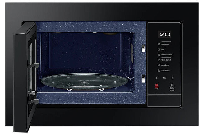 Czarna kuchenka mikrofalowa z otwartymi drzwiami, pokazująca wnętrze i szklany talerz.