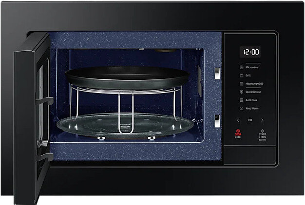 Czarna kuchenka mikrofalowa z otwartymi drzwiami. Wnętrze z metalowym stojakiem i szklaną tacą. Niebieskie wnętrze.