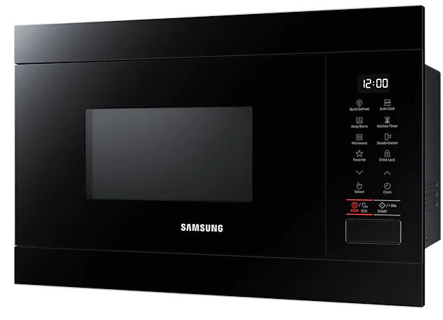 Czarny piekarnik mikrofalowy Samsung. Wyświetlacz cyfrowy pokazuje czas, przyciski po prawej.