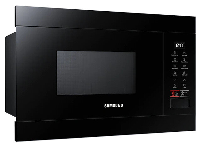 Czarna wbudowana kuchenka mikrofalowa z wyświetlaczem cyfrowym i panelem sterowania na białym tle.