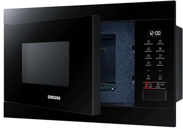 Czarny piekarnik mikrofalowy Samsung z otwartymi drzwiami. Widoczne wnętrze, z wyświetlaczem i przyciskami.