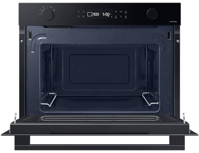 Czarna kuchenka mikrofalowa z otwartymi drzwiami, pokazująca wnętrze.