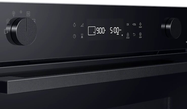 Zbliżenie na czarny panel sterowania piekarnika z cyfrowym wyświetlaczem i pokrętłami.
