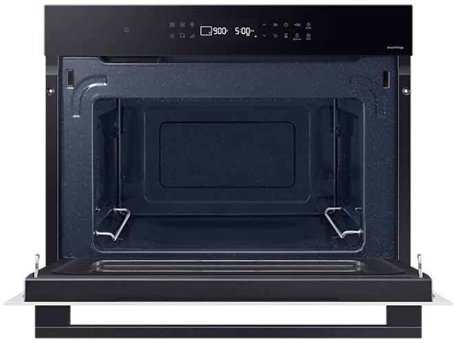 Czarna kuchenka mikrofalowa z otwartymi drzwiami, pokazująca wnętrze.