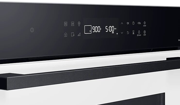 Zbliżenie czarnego panelu sterowania i wyświetlacza kuchenki mikrofalowej pokazującego ustawienia.