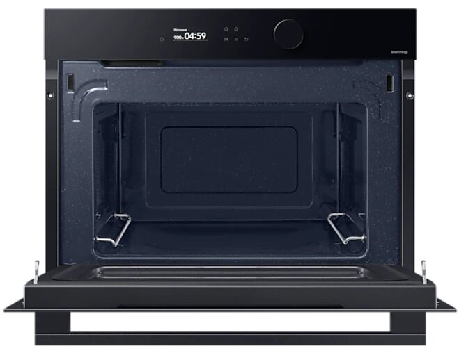 Czarna kuchenka mikrofalowa z otwartymi drzwiami. Wnętrze jest ciemne.