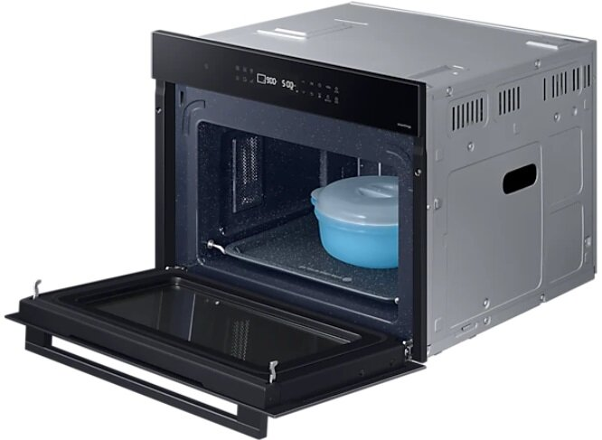 Wbudowana kuchenka mikrofalowa z otwartymi drzwiami, pokazująca wnętrze i niebieski pojemnik.