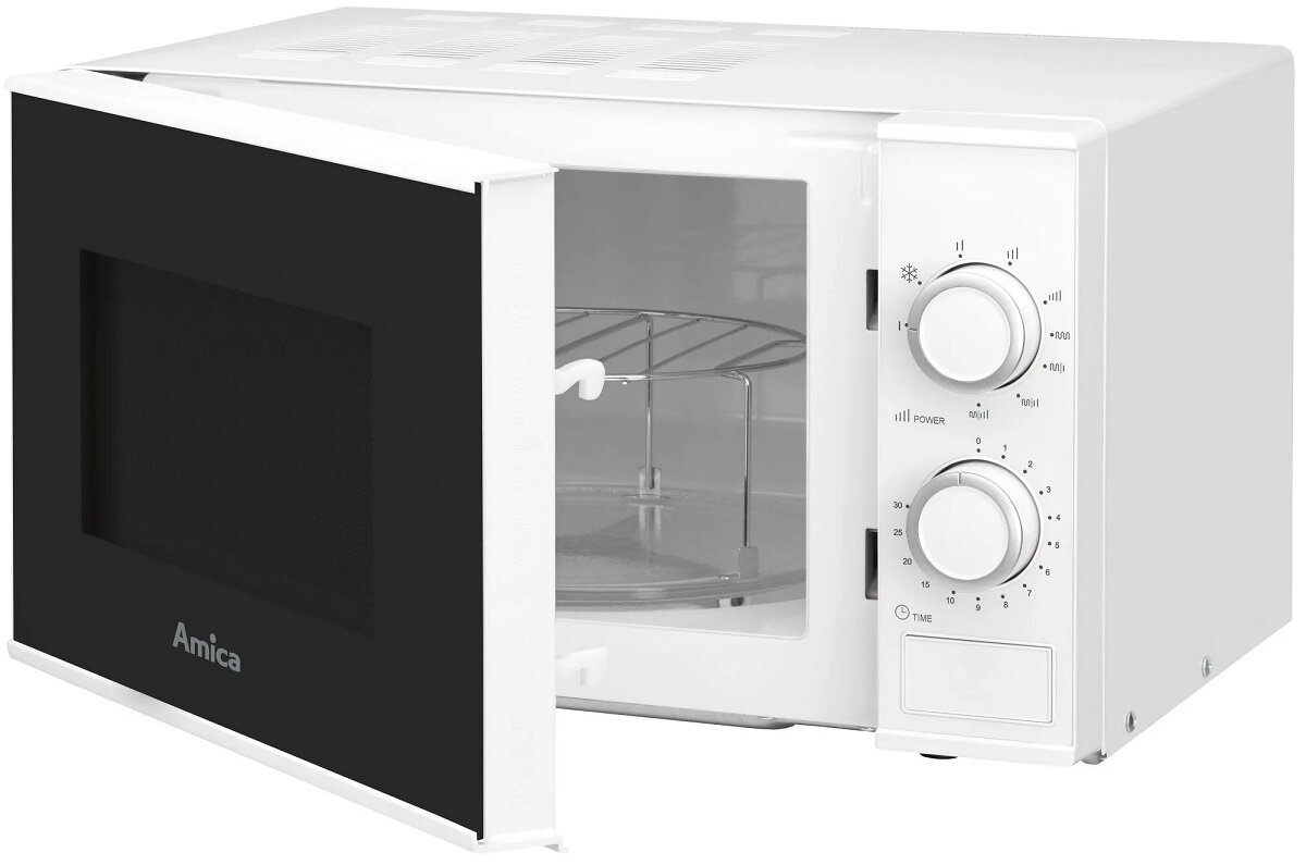 Biała kuchenka mikrofalowa z otwartymi drzwiami, pokrętłami i szklanym talerzem w środku.