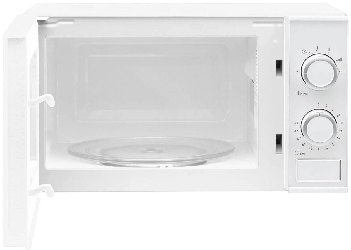 Biała kuchenka mikrofalowa z otwartymi drzwiami. Szklana taca w środku. Dwa pokrętła po prawej stronie.