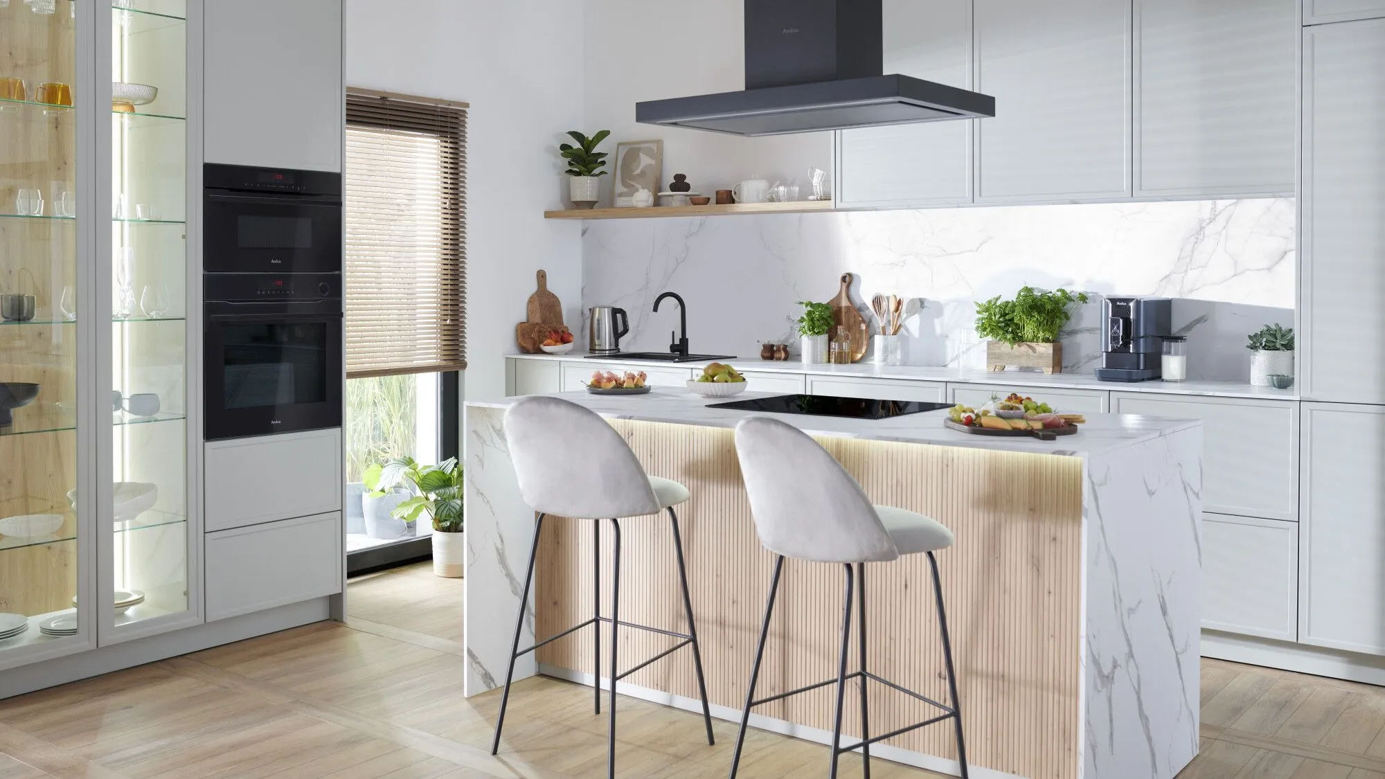 Nowoczesne wnętrze kuchni z wyspą.