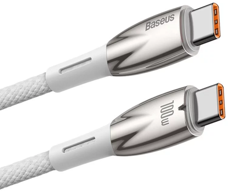 İki beyaz ve gümüş USB-C kablosu. Kablolar Baseus ve 100W olarak etiketlenmiş.
