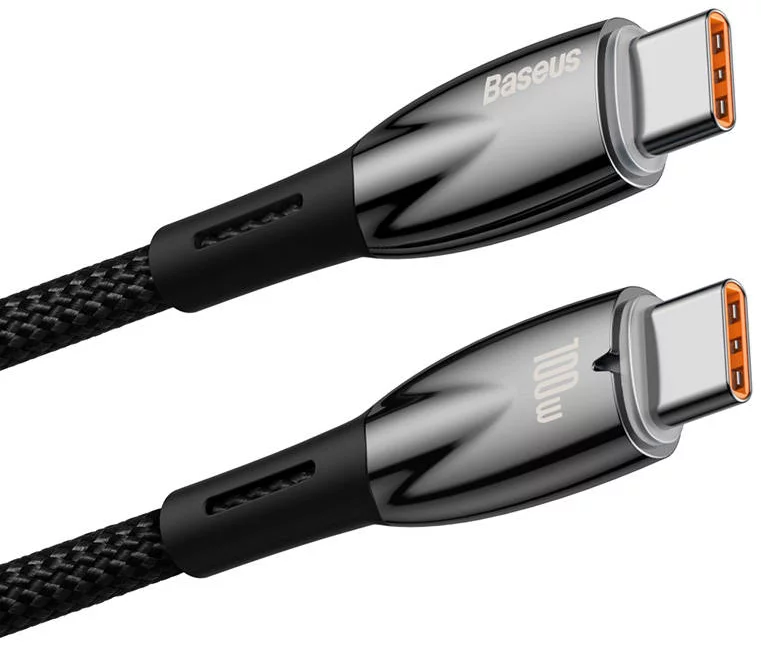 İki adet siyah örgülü USB-C kablosu. Bir kabloda "Baseus", diğerinde "100W" yazıyor. Her ikisi de gümüş renkli konektörlere sahip.