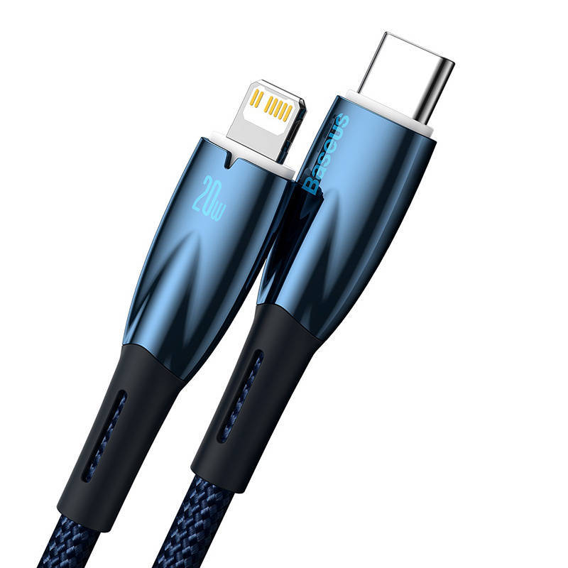 İki ucu olan mavi ve siyah şarj kablosu, bir USB-C ve bir Lightning.