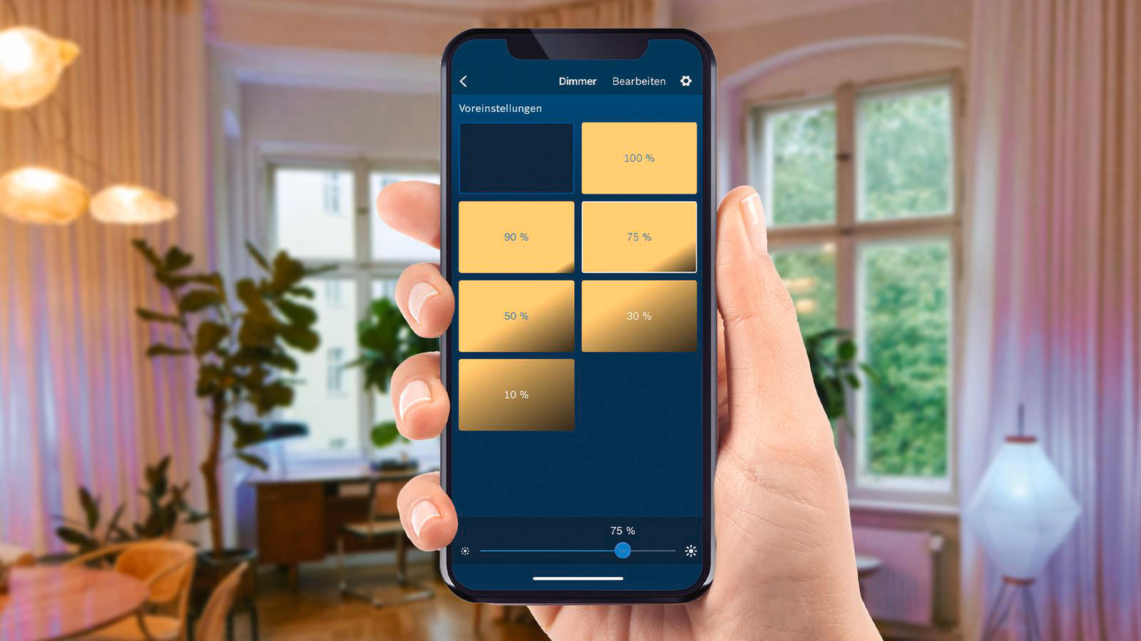 Eine Hand, die ein Telefon hält, das eine Dimm-App mit Tasten für verschiedene Lichtstärken anzeigt.