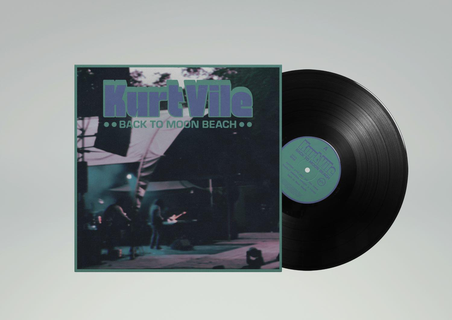 Eine schwarze Schallplatte mit farbigem Label und das Albumcover auf hellgrauem Hintergrund.