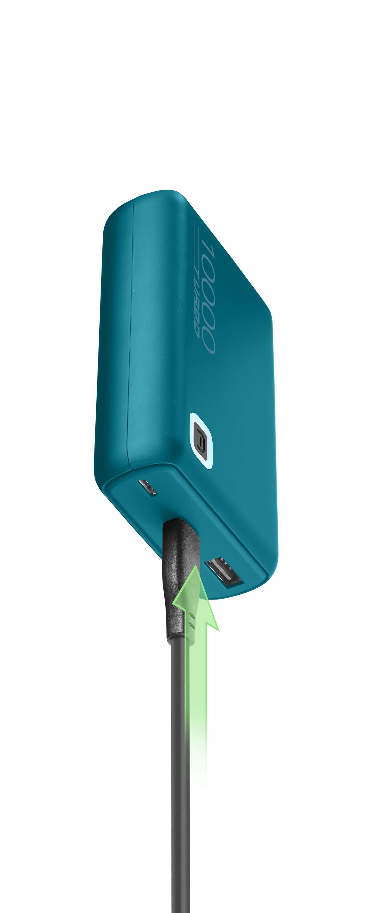 Siyah şarj kablosu takılı turkuaz renkli bir powerbank, yeşil ok şarj portunu gösteriyor.